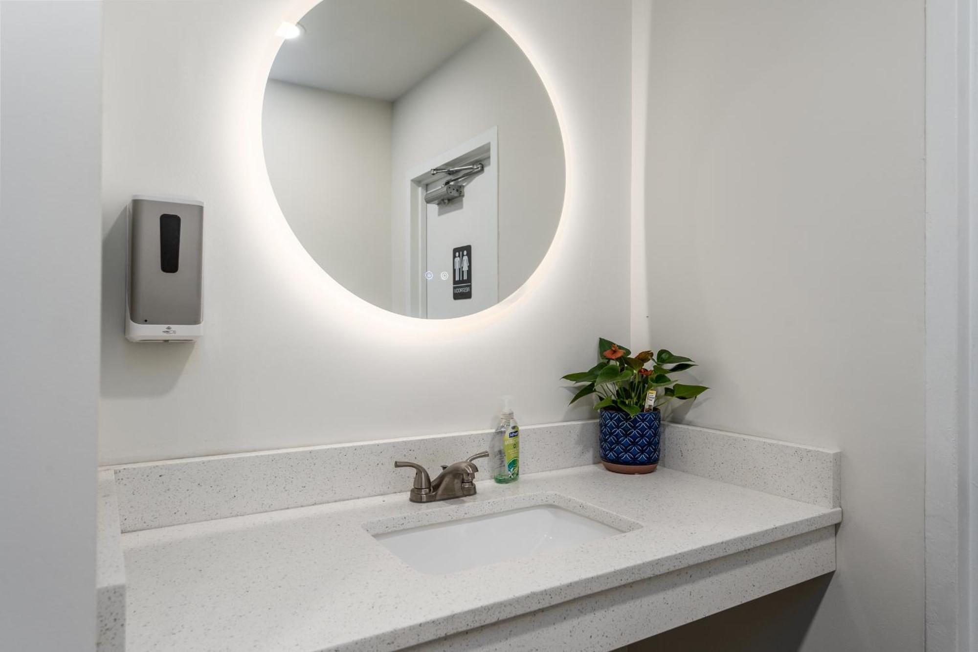 Crewe Boutique Inn ภายนอก รูปภาพ